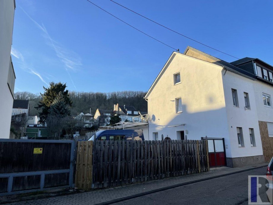 Geb�udeansicht und Parkplatz Wohnung Koblenz