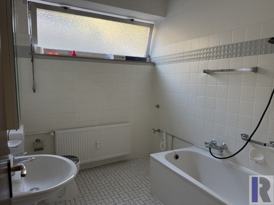 Bad mit Wanne und Duschabtrennung Wohnung Koblenz