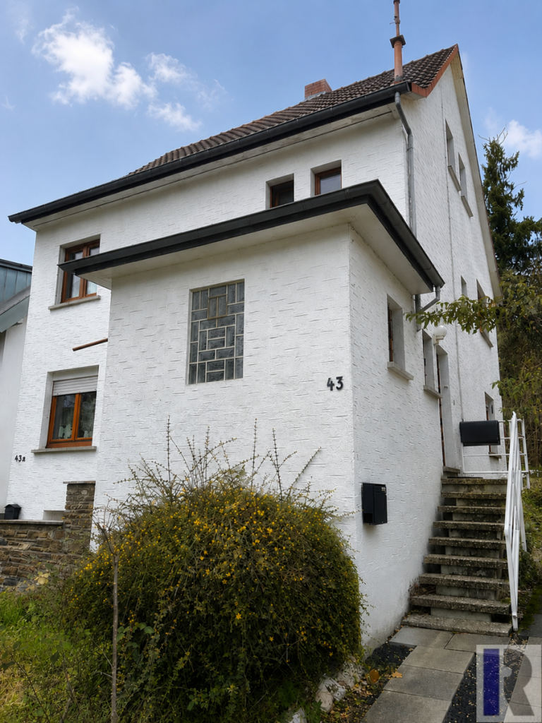 Hausansicht und Zugang zur Wohnung Koblenz Etagenwohnung Maisonette-Wohnung mit gro�er Dachterrasse, Gartenanteil und Stellplatz