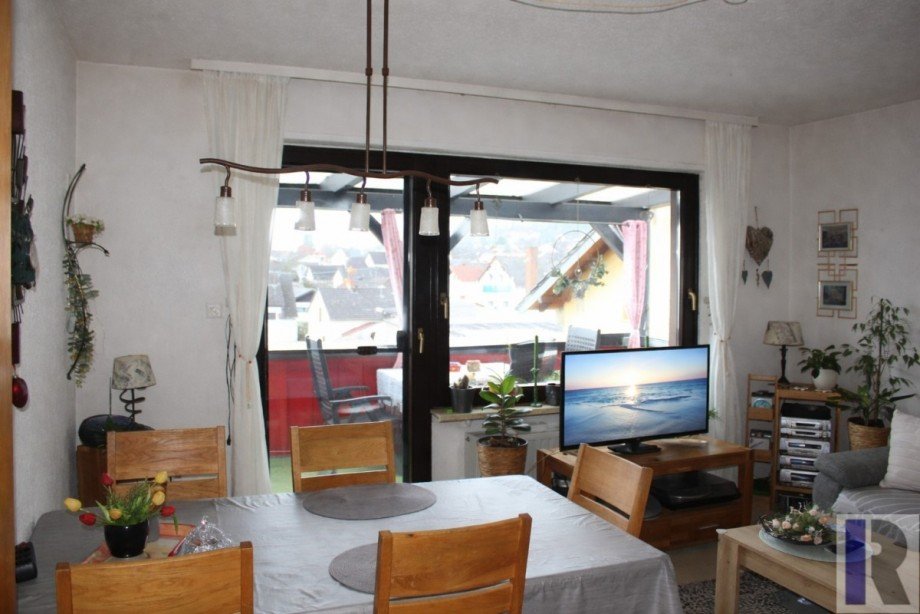 Wohn-Esszimmer mit Zugang zum Balkon Einfamilienhaus Neuwied (Feldkirchen)