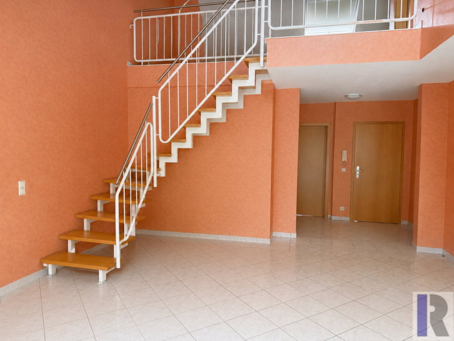 Offener Wohn-Essbereich mit Zugang zum Dachtudio Etagenwohnung Koblenz