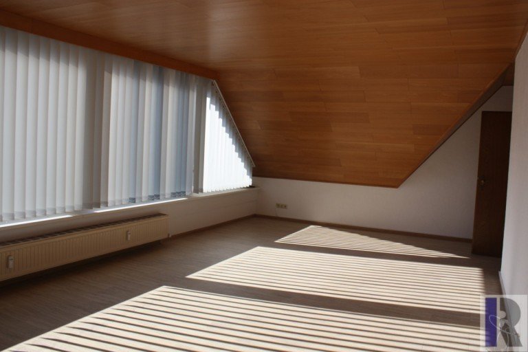 Gro�z�giger Wohnbereich Saffig Etagenwohnung Attraktive und ger�umige Eigentumswohnung mit Balkon