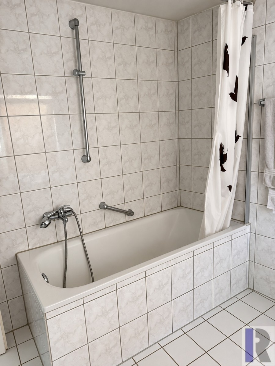 Badewanne mit Duschvorhang Einfamilienhaus Bassenheim