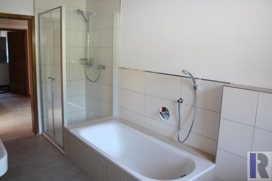 Bad mit Wanne und Dusche Einfamilienhaus Saffig